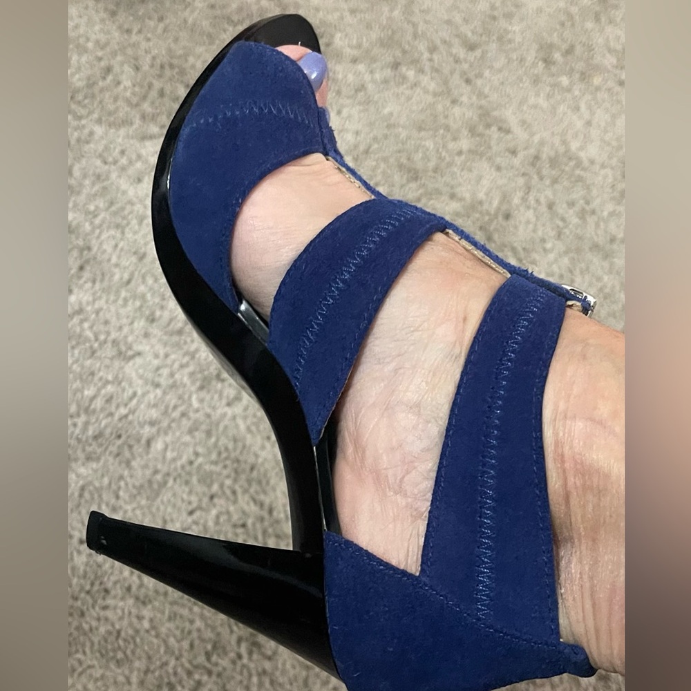 Michael Kors - Beautiful Blue Leather Women's Heels in Size 7M slip in zip up! - Picture 8 of 16